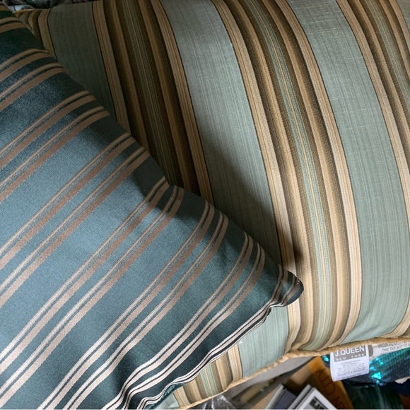 Two J Queen New York (18x18) green/gold pillows and two smaller pillows included - Picture 4 of 4